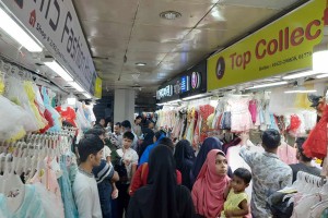 ছুটির দিনে জমে উঠেছে নিউমার্কেটে ঈদের কেনাকাটা