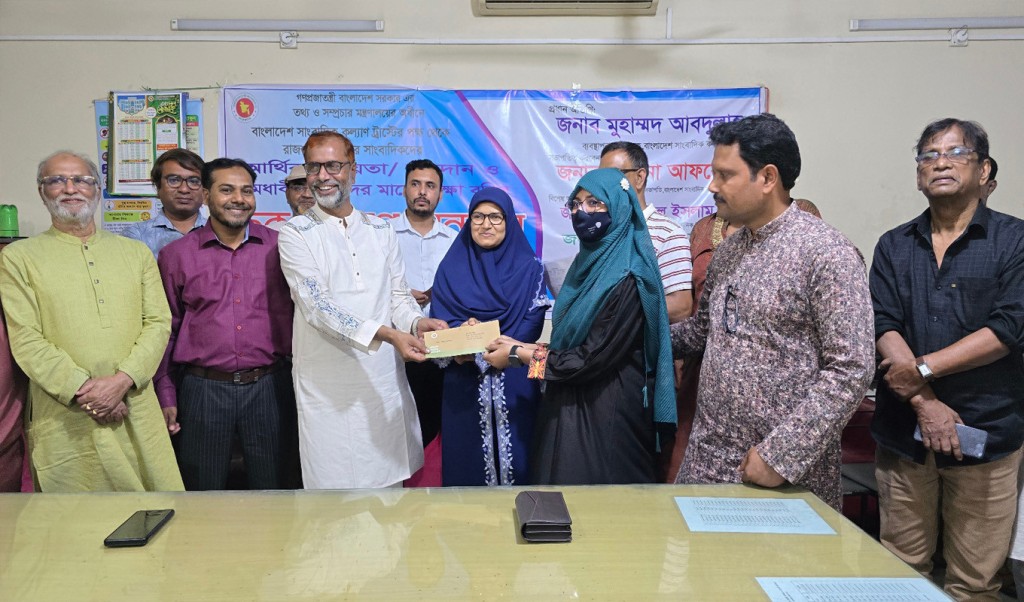 বগুড়ায় সাংবাদিক ও সাংবাদিকের সন্তানদের মাঝে কল্যাণ ট্রাস্টের চেক বিতরণ 3 Untitled 2 1741958083 বগুড়ায় সাংবাদিক ও সাংবাদিকের সন্তানদের মাঝে কল্যাণ ট্রাস্টের চেক বিতরণ