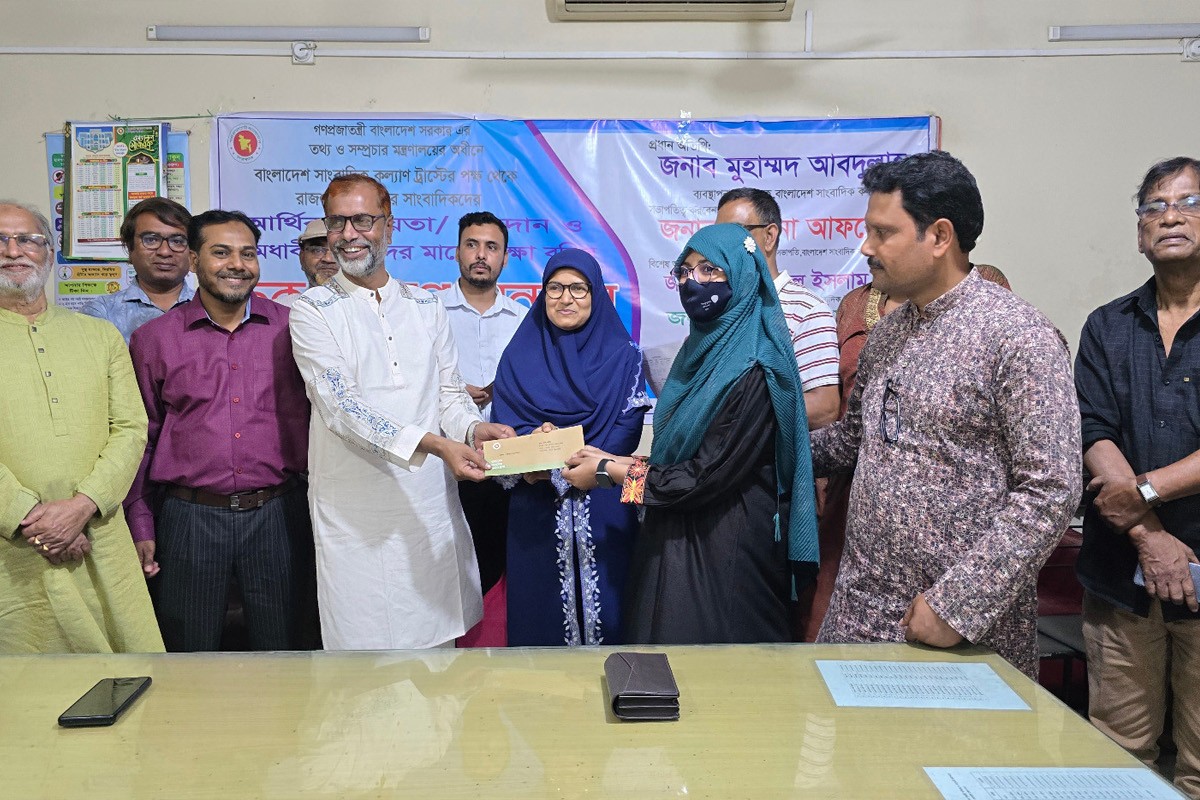 বগুড়ায় সাংবাদিক ও সাংবাদিকের সন্তানদের মাঝে কল্যাণ ট্রাস্টের চেক বিতরণ