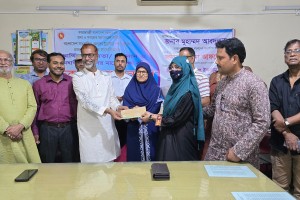 বগুড়ায় সাংবাদিক ও সাংবাদিকের সন্তানদের মাঝে কল্যাণ ট্রাস্টের চেক বিতরণ