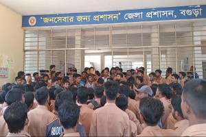 ইন্সট্রাক্টর কোটা বাতিলসহ ছয় দফা দাবিতে বিক্ষোভ মিছিল