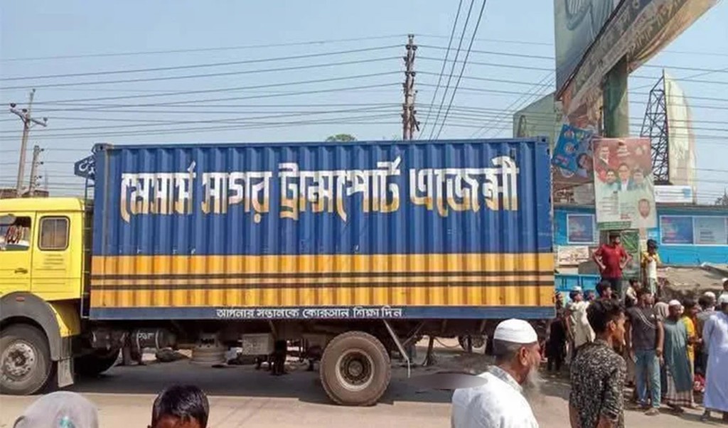 ঈদের কেনাকাটা করা হলোনা স্বামী-স্ত্রীর, প্রাণ গেল সড়কে 3 Untitled 2 1742898254 ঈদের কেনাকাটা করা হলোনা স্বামী-স্ত্রীর, প্রাণ গেল সড়কে