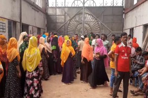 আলিফ গ্রুপের ৩ কারখানা বন্ধ, শ্রমিকদের বিক্ষোভ