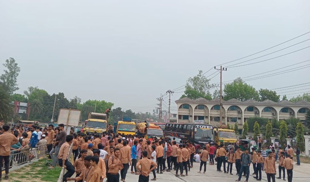 Untitled 3 1742484905 ছয় দফা দাবিতে বগুড়ায় পলিটেকনিক শিক্ষার্থীদের মহাসড়ক অবরোধ