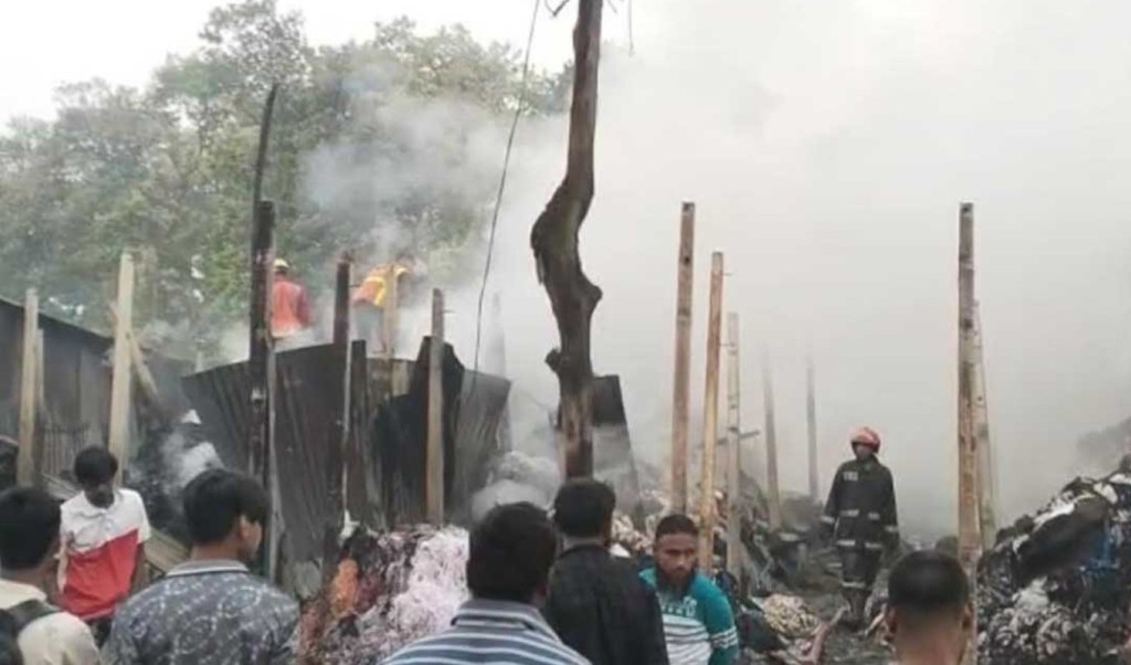 Untitled 3 1742874284 গাজীপুরে আগুনে পুড়ে ছাই তিনটি ঝুট গুদাম
