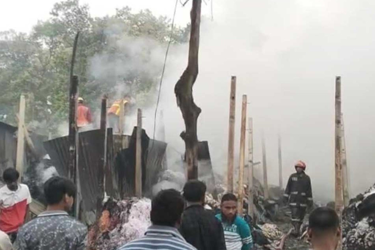 গাজীপুরে আগুনে পুড়ে ছাই তিনটি ঝুট গুদাম