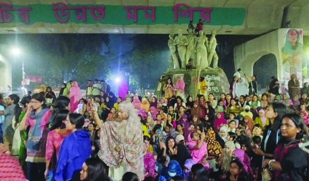 ধর্ষকদের ফাঁসির দাবিতে মধ্যরাতে উত্তাল ঢাবি 3 Untitled 4 1741493693 ধর্ষকদের ফাঁসির দাবিতে মধ্যরাতে উত্তাল ঢাবি
