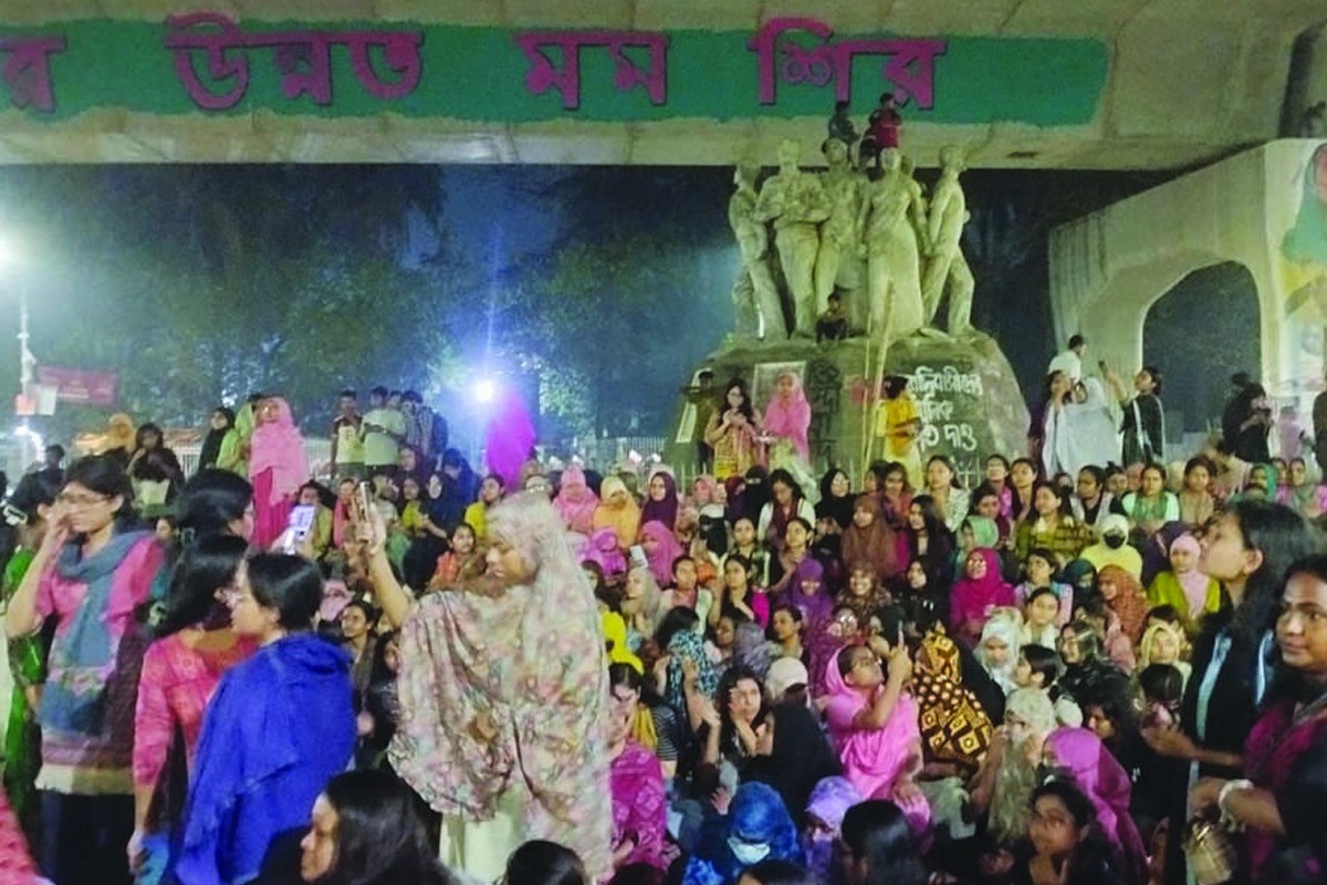 ধর্ষকদের ফাঁসির দাবিতে মধ্যরাতে উত্তাল ঢাবি