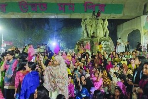 ধর্ষকদের ফাঁসির দাবিতে মধ্যরাতে উত্তাল ঢাবি