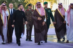 রাশিয়া-ইউক্রেন যুুদ্ধ বন্ধের আলোচনা করতে সৌদি পৌঁছেছেন জেলেনস্কি