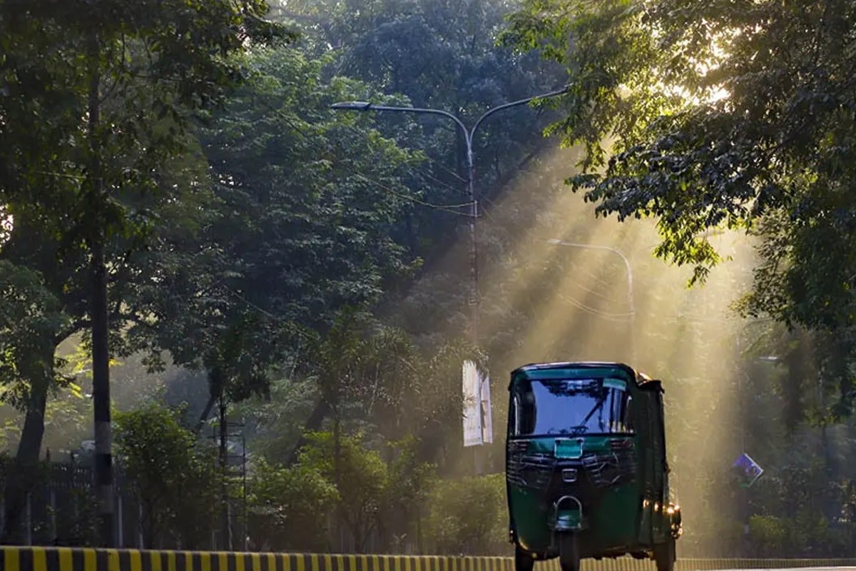 আজ ঢাকার বাতাসে কমেছে দূষণ