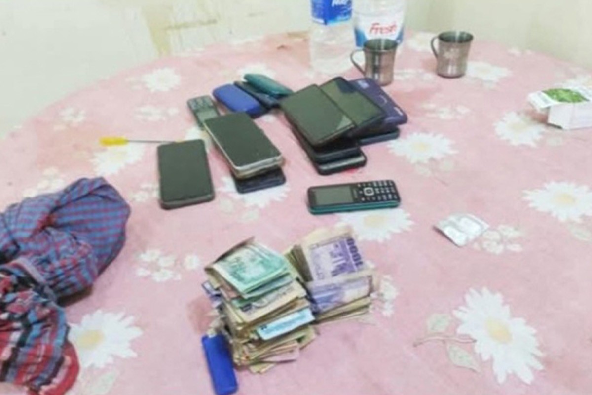 কুমিল্লায় আবাসিক হোটেল থেকে ১৫ জুয়াড়ি আটক