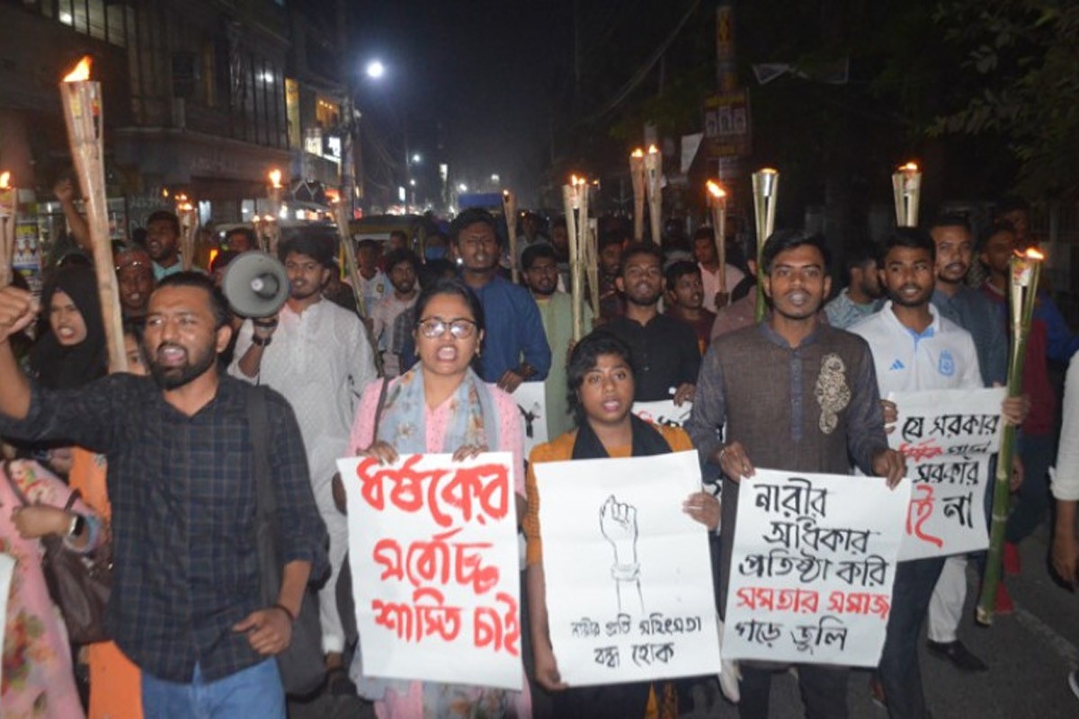 টঙ্গীতে ৯ বছরের শিশু ধর্ষণের প্রতিবাদে মশাল মিছিল