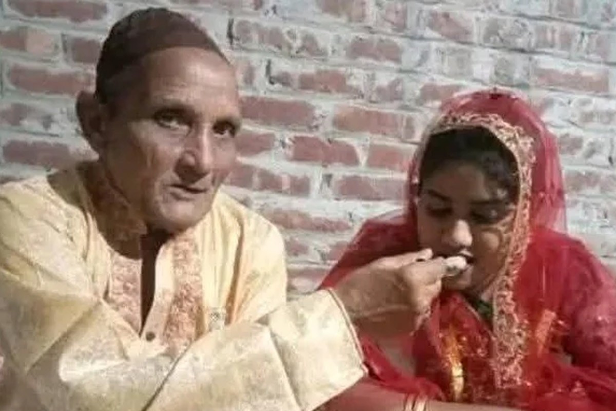 ৬৬ বছরের বৃদ্ধের সাথে ২২ বছরের তরুণীর বিয়ে
