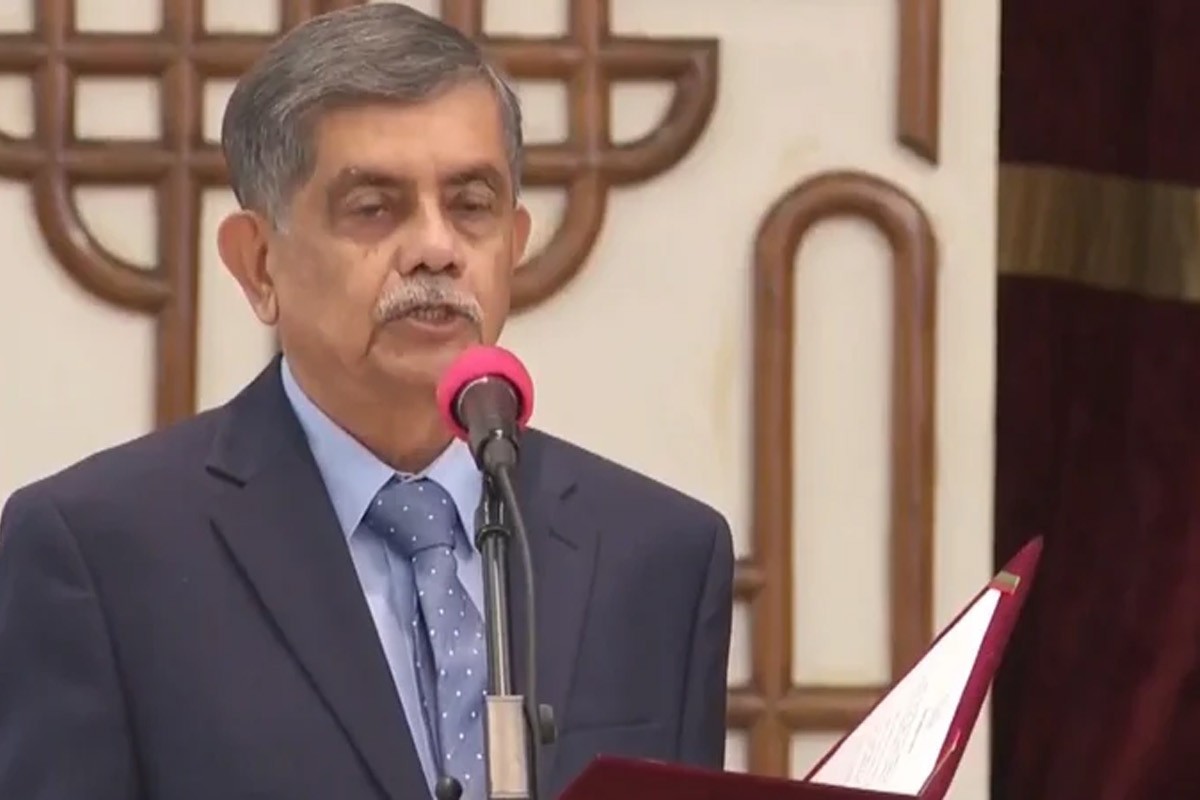 উপদেষ্টা হিসেবে শপথ নিলেন অধ্যাপক সি আর আবরার