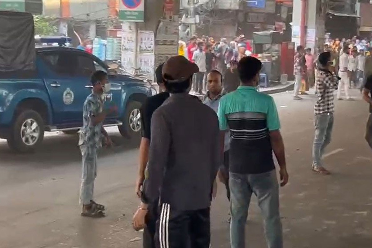 পুলিশের ওপর গার্মেন্টস শ্রমিকদের ‘হামলা’