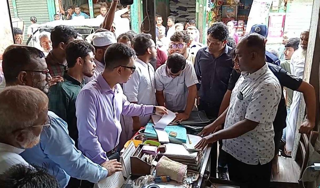 লক্ষীপুরে দ্রব্যমূল্য নিয়ন্ত্রণ অভিযানে তেরো ব্যবসা প্রতিষ্ঠানকে জরিমানা 3 Untitled 8 1741497197 লক্ষীপুরে দ্রব্যমূল্য নিয়ন্ত্রণ অভিযানে তেরো ব্যবসা প্রতিষ্ঠানকে জরিমানা