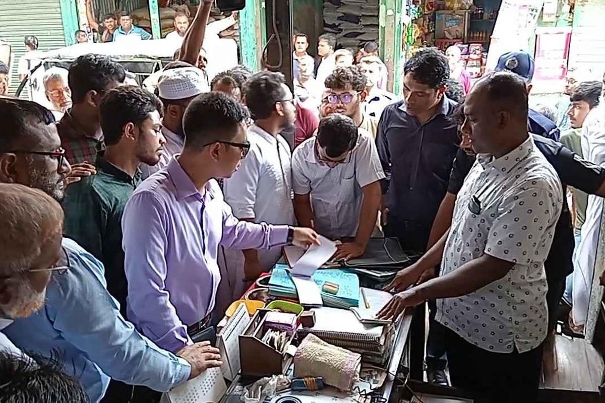 লক্ষীপুরে দ্রব্যমূল্য নিয়ন্ত্রণ অভিযানে তেরো ব্যবসা প্রতিষ্ঠানকে জরিমানা