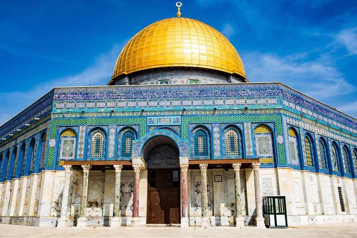 বিধিনিষেধের মাঝেও আল-আকসায় তারাবি আদায় হাজারো ফিলিস্তিনির