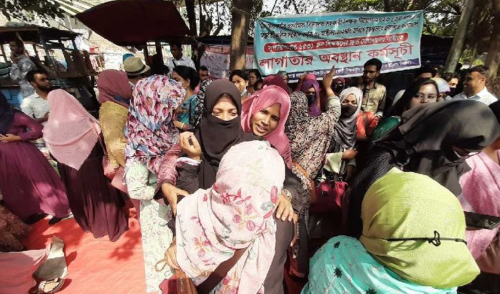 আন্দোলনে বিজয়ী হয়ে রাজধানী ছাড়ছেন প্রাথমিকের সহকারি শিক্ষকরা 3 Untitled design 1740997148 আন্দোলনে বিজয়ী হয়ে রাজধানী ছাড়ছেন প্রাথমিকের সহকারি শিক্ষকরা