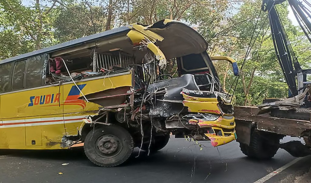 bus 1743397435 চট্টগ্রাম-কক্সবাজার মহাসড়কে যাত্রীবাহী দুই বাসের মুখোমুখি সংঘর্ষে নিহত ৫