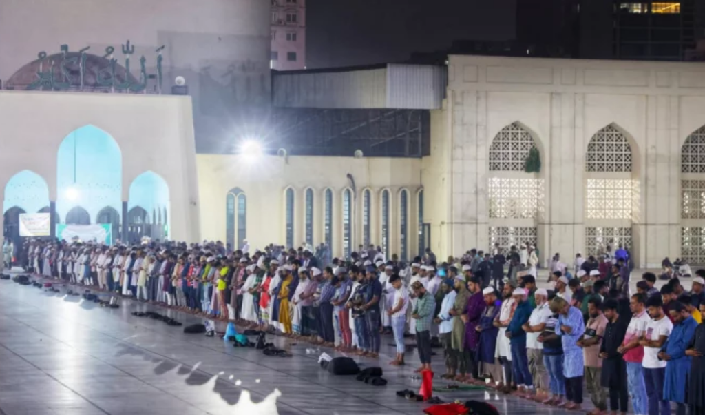 প্রথম তারাবির নামাজে মুসল্লিদের ঢল, দেশজুড়ে রমজানের আমেজ 3 cover photo 12 1740846972 প্রথম তারাবির নামাজে মুসল্লিদের ঢল, দেশজুড়ে রমজানের আমেজ
