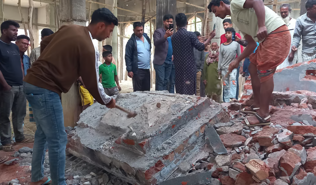 ঘোড়াঘাটে মাজারে হামলা ও অগ্নিসংযোগ ‘তৌহিদি জনতার’ 3 cover photo 12 1740849101 ঘোড়াঘাটে মাজারে হামলা ও অগ্নিসংযোগ ‘তৌহিদি জনতার’