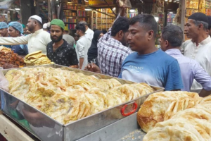 রমজানের প্রথম দিনেই জমে উঠেছে ইফতারের বাজার