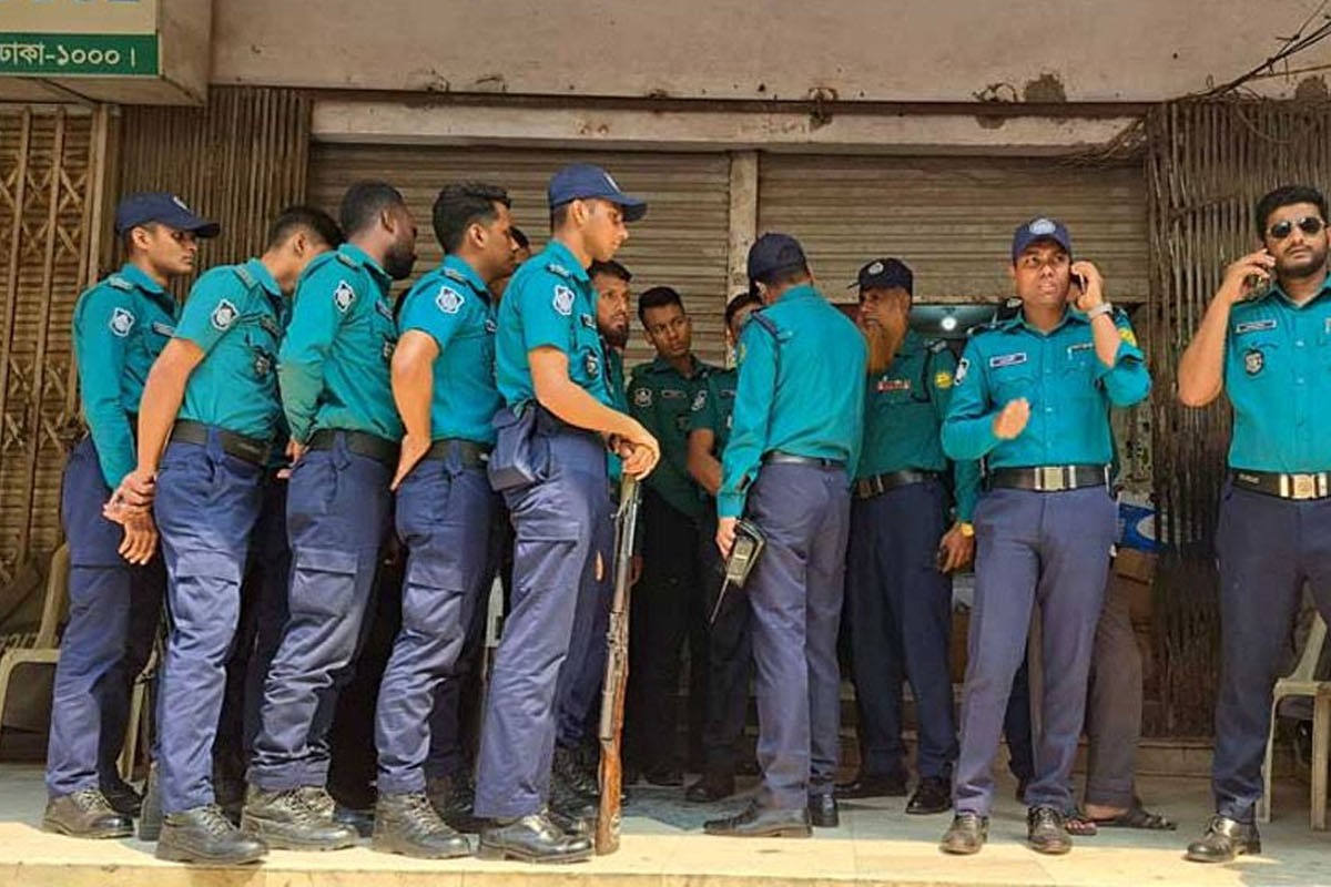 সিপিবির কার্যালয় ‘মুক্তি’ ভবনের সামনে সতর্ক অবস্থানে পুলিশ