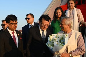 চীন পৌঁছেছেন প্রধান উপদেষ্টা