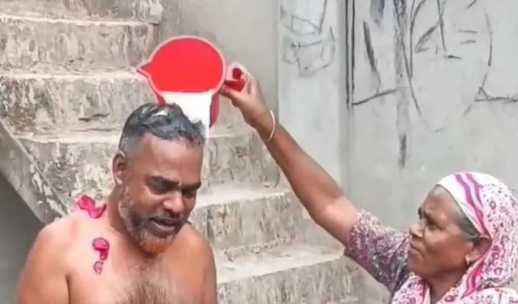 dudh 1743225557 জামিনে মুক্তি পেয়ে মায়ের হাতে দুধ দিয়ে গোসল