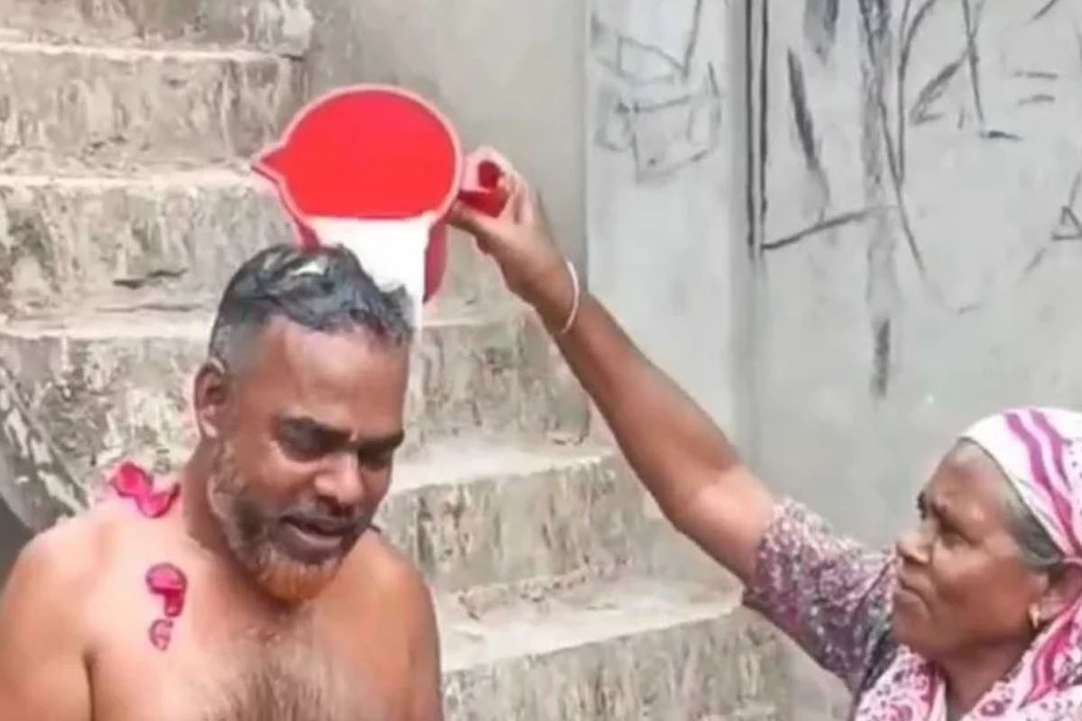 জামিনে মুক্তি পেয়ে মায়ের হাতে দুধ দিয়ে গোসল