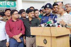 এবার কি কারণে ট্রেনের টিকিট কালোবাজারি হয়নি জানালেন স্বরাষ্ট্র উপদেষ্টা