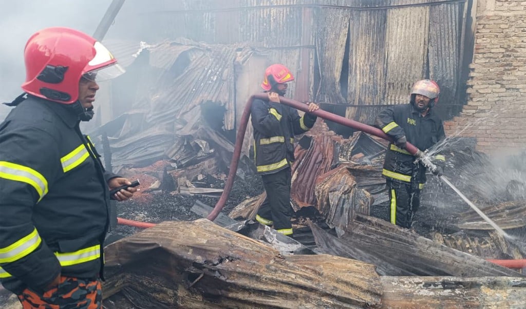 fire 1742782420 রামপুরায় সিএনজি গ্যারেজে ভয়াবহ আগুন, ১ ঘণ্টা পর নিয়ন্ত্রণে