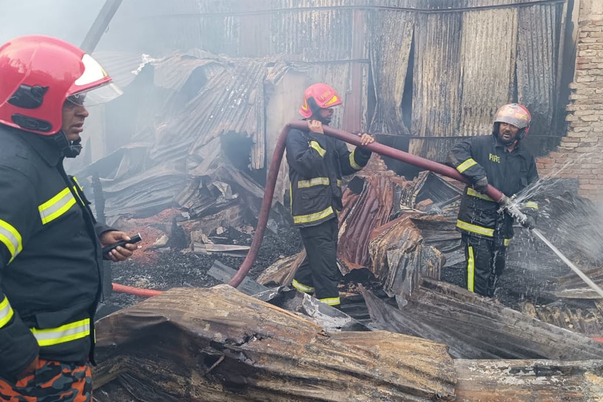 রামপুরায় সিএনজি গ্যারেজে ভয়াবহ আগুন, ১ ঘণ্টা পর নিয়ন্ত্রণে