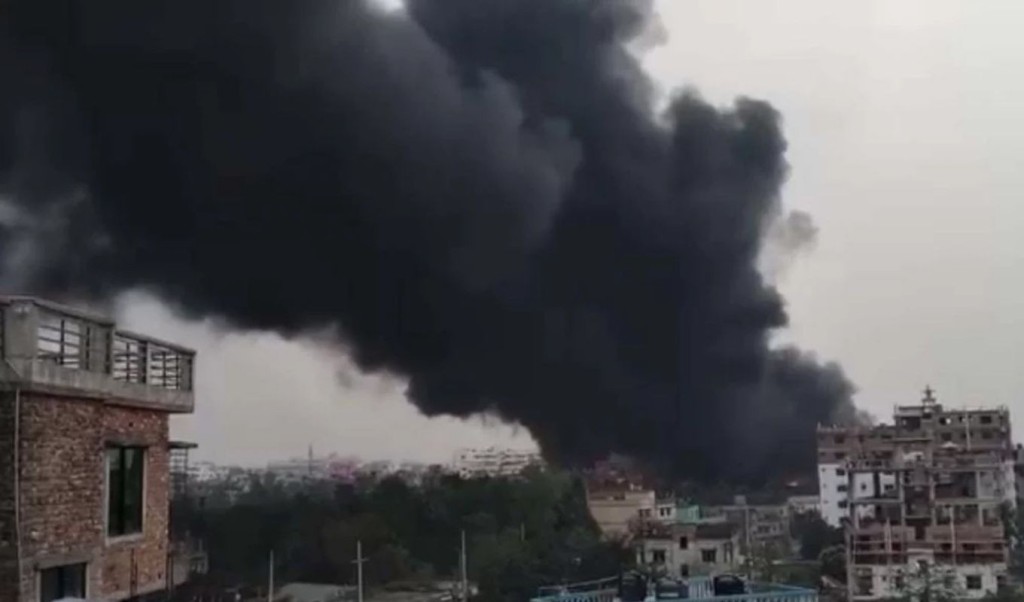 গাজীপুরে অ্যালুমিনিয়াম কারখানায় আগুন, নিয়ন্ত্রণে ৬ ইউনিট 2 gazipur 1741443612 গাজীপুরে অ্যালুমিনিয়াম কারখানায় আগুন, নিয়ন্ত্রণে ৬ ইউনিট