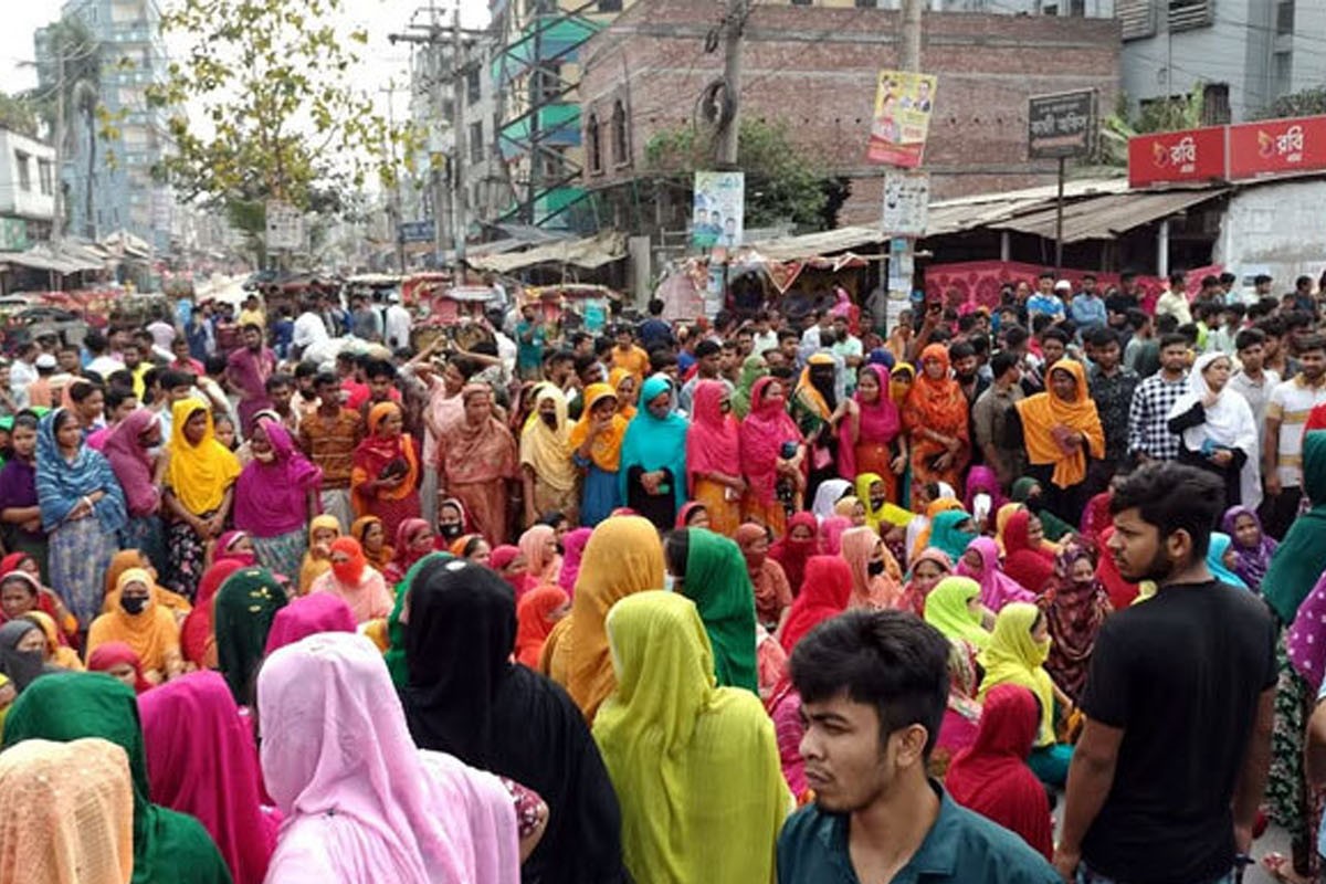 ১৪ দফা দাবিতে গাজীপুরে শ্রমিকদের মহাসড়ক অবরোধ