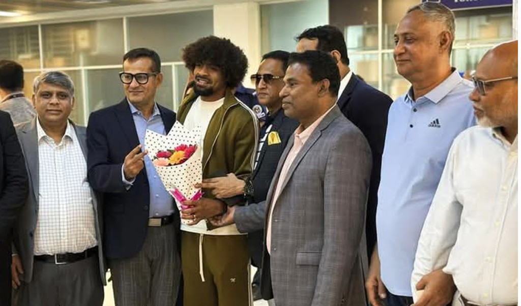 দেশে পৌঁছেছেন বাংলাদেশ জাতীয় দলের তারকা ফুটবলার হামজা চৌধুরী 5 hamjak 1742192883 দেশে পৌঁছেছেন বাংলাদেশ জাতীয় দলের তারকা ফুটবলার হামজা চৌধুরী