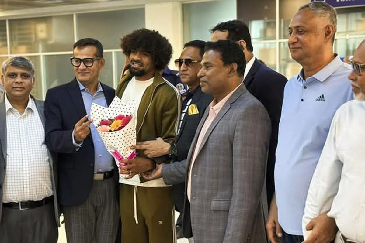 দেশে পৌঁছেছেন বাংলাদেশ জাতীয় দলের তারকা ফুটবলার হামজা চৌধুরী