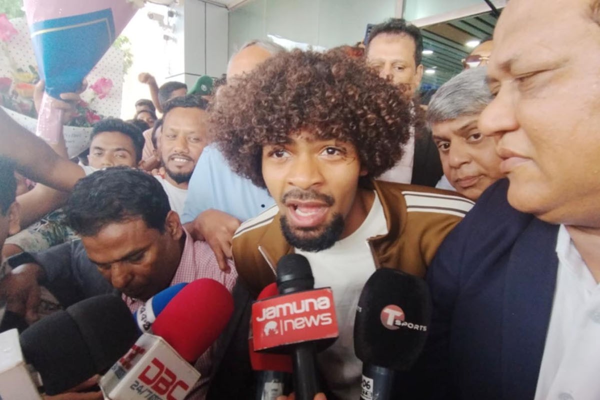 বিমানবন্দরে নেমে হামজা যা বললেন