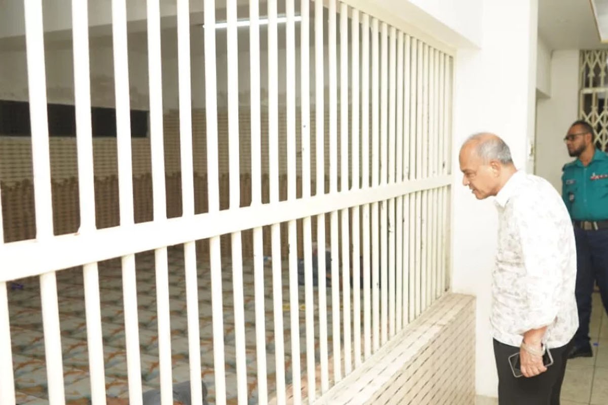 ভোরে স্বরাষ্ট্র উপদেষ্টার রাজধানীর চার থানা পরিদর্শন