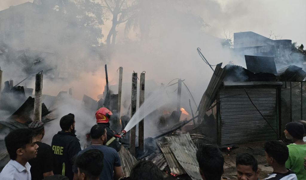 পটিয়ায় আগুনে পুড়ল ১২ দোকান 3 image 1360x800 10 1740981978 পটিয়ায় আগুনে পুড়ল ১২ দোকান