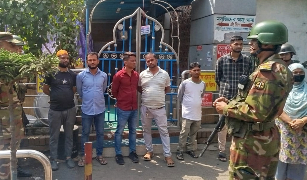 ঢামেকে দালাল বিরোধী অভিযান পরিচালনা করছে সেনাবাহিনী 3 image 1360x800 10 1741240328 ঢামেকে দালাল বিরোধী অভিযান পরিচালনা করছে সেনাবাহিনী