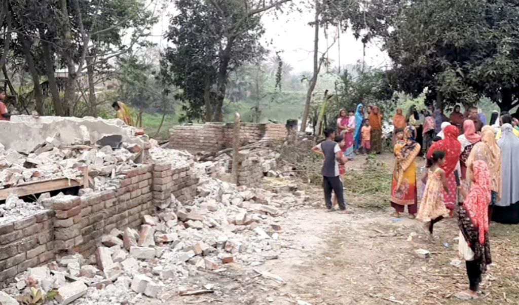 মাগুরায় ধর্ষকের বাড়ি গুঁড়িয়ে দিলো জনতা 3 image 1360x800 11 1741936028 মাগুরায় ধর্ষকের বাড়ি গুঁড়িয়ে দিলো জনতা