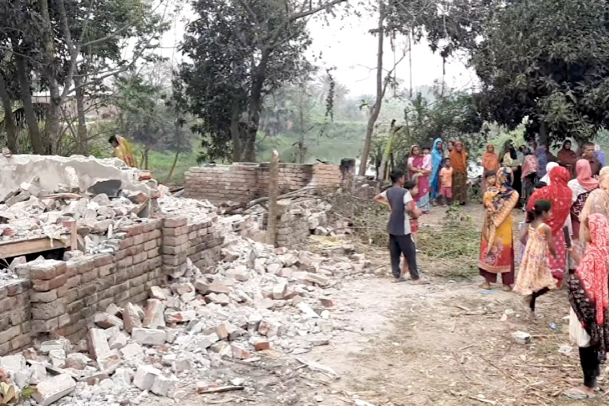 মাগুরায় ধর্ষকের বাড়ি গুঁড়িয়ে দিলো জনতা
