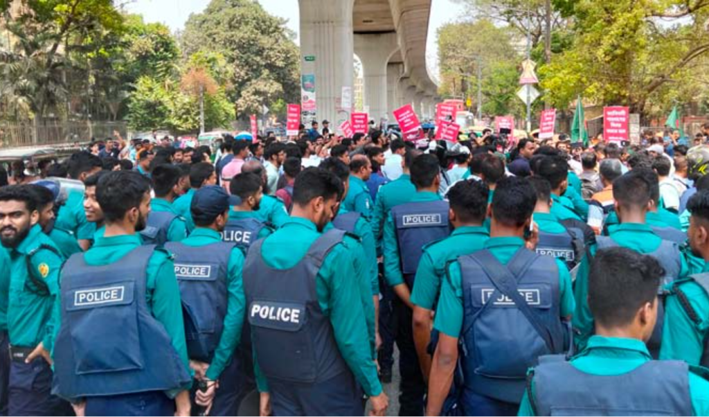 ইনকিলাব মঞ্চকে পথেই আটকে দিলো পুলিশ 3 image 1360x800 12 1742023652 ইনকিলাব মঞ্চকে পথেই আটকে দিলো পুলিশ