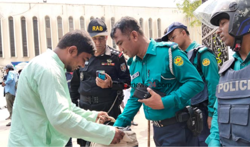 বায়তুল মোকাররমে মুসল্লিদের ব্যাগ তল্লাশি 4 image 1360x800 13 1741941038 বায়তুল মোকাররমে মুসল্লিদের ব্যাগ তল্লাশি