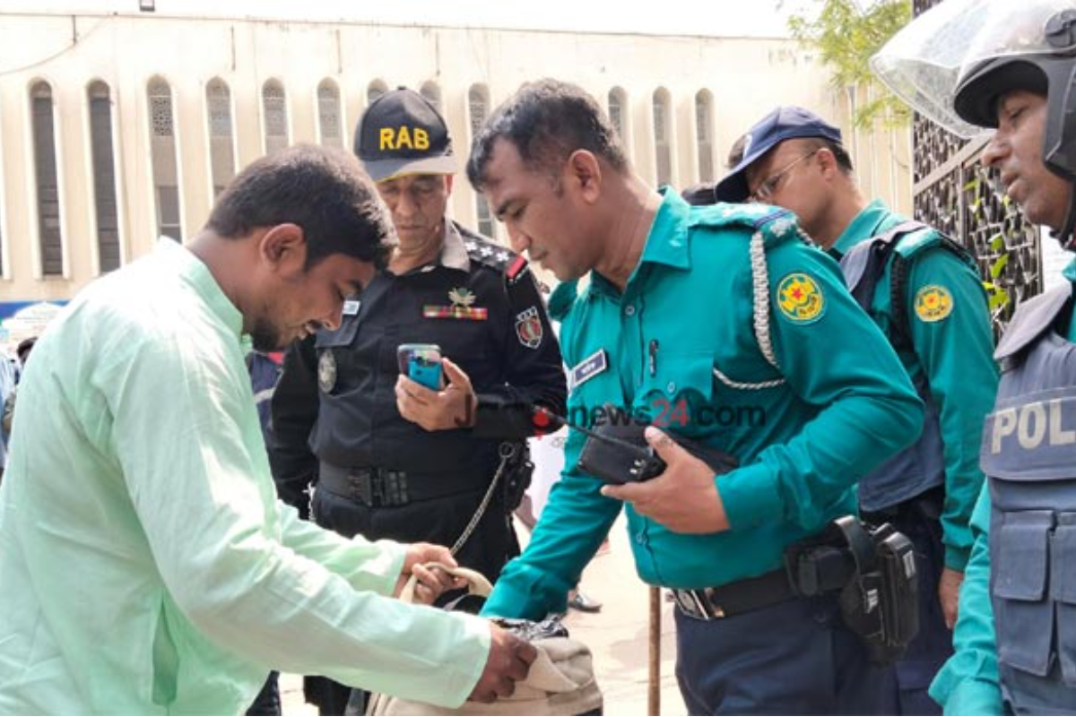 বায়তুল মোকাররমে মুসল্লিদের ব্যাগ তল্লাশি