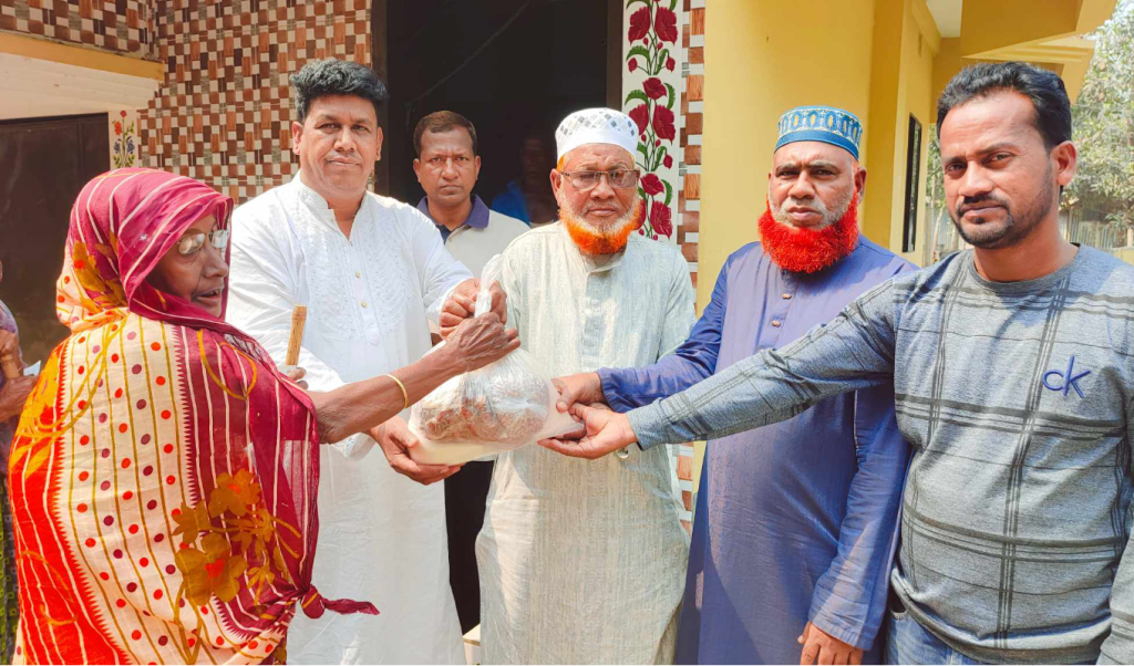 সরিষাবাড়ীতে ১৫০ পরিবারকে খাদ্য সহায়তা দিলেন বিএনপি নেতা 3 image 1360x800 14 1740896293 সরিষাবাড়ীতে ১৫০ পরিবারকে খাদ্য সহায়তা দিলেন বিএনপি নেতা