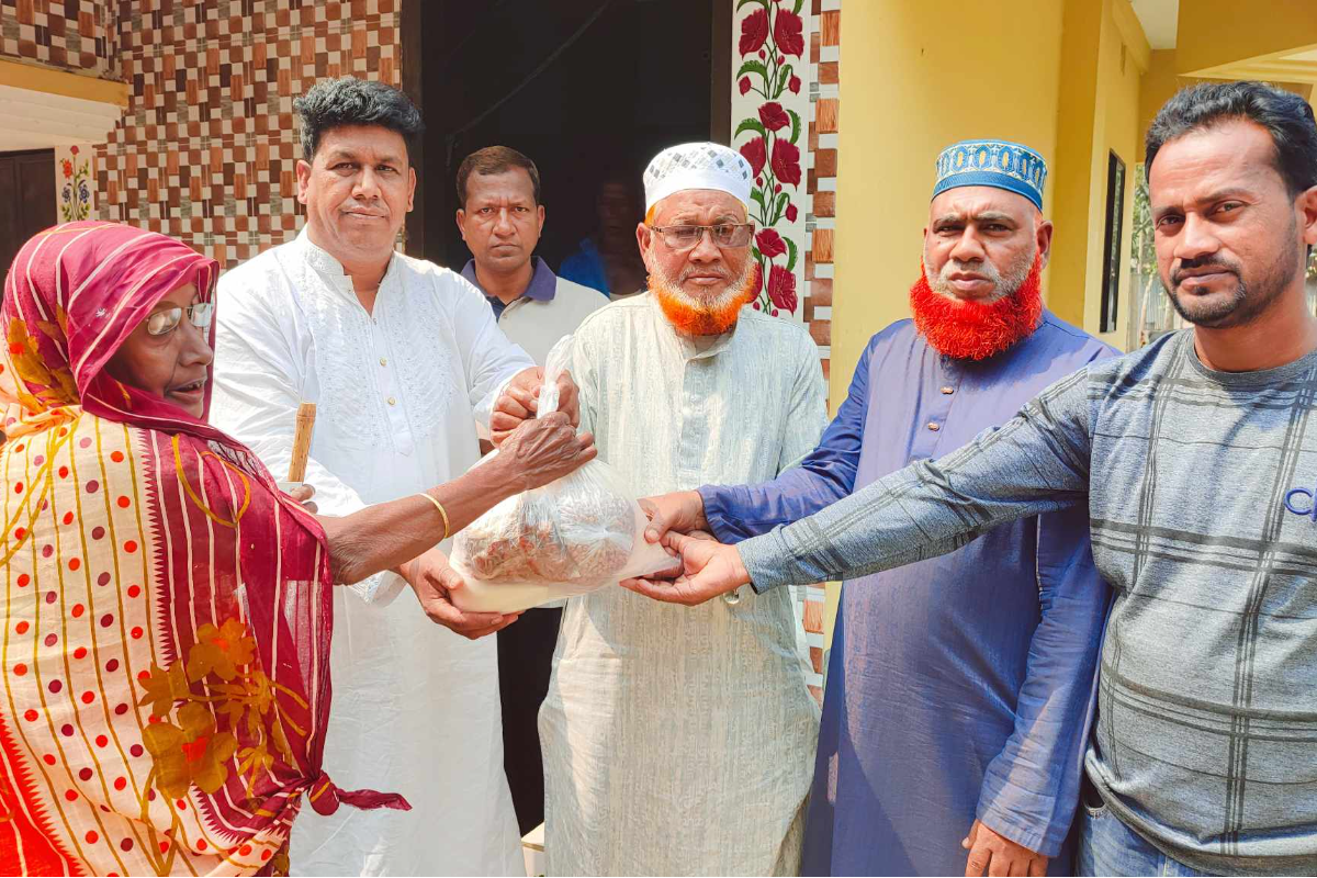 সরিষাবাড়ীতে ১৫০ পরিবারকে খাদ্য সহায়তা দিলেন বিএনপি নেতা